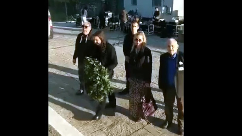 Αντιδράσεις για την κατάθεση στεφάνου από τον πρώην βουλευτή της Χρυσής Αυγής Μπαρμπαρούση στον Κήπο των Ηρώων Αντιδράσεις για την κατάθεση στεφάνου από τον πρώην βουλευτή της Χρυσής Αυγής Μπαρμπαρούση στον Κήπο των Ηρώων